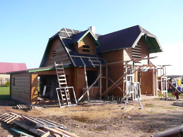 dom z drewna podczas budowy
